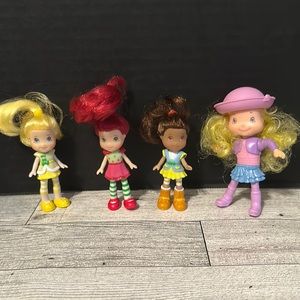 Strawberry shortcake figures four dolls included in the lot